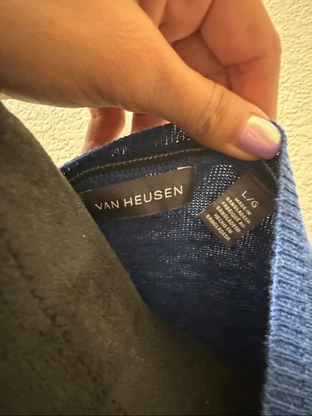 Men’s Van Heusen Navy Blue V-Neck Sweater Size L